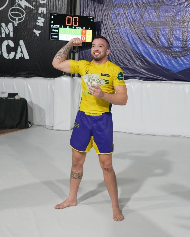 Competidor celebra su victoria en Cash of Grapplers
