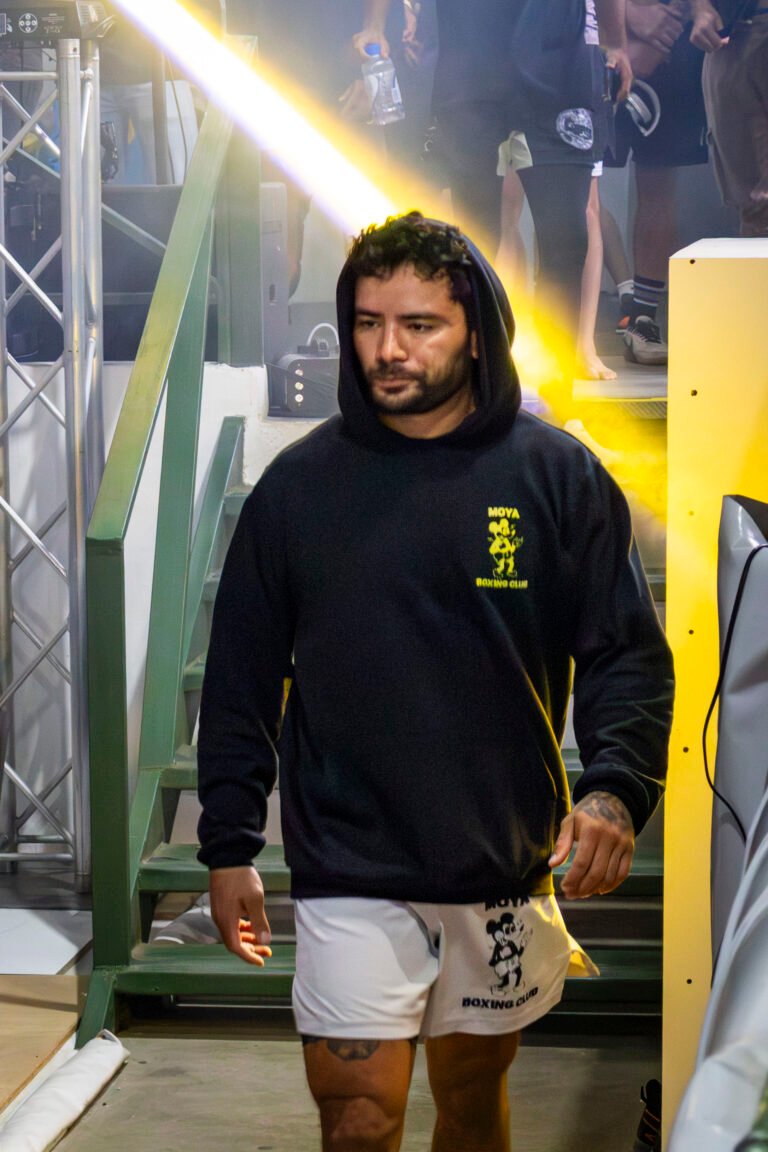 Competidor de Cash of Grapplers camino al tatami